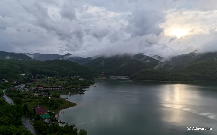 Video----------Lacul-superb-din-vestul-Romniei-ocolit-de-romni-Locul-unde-s-au-nscut-legende-cu-OZN-uri-montri-i-blesteme