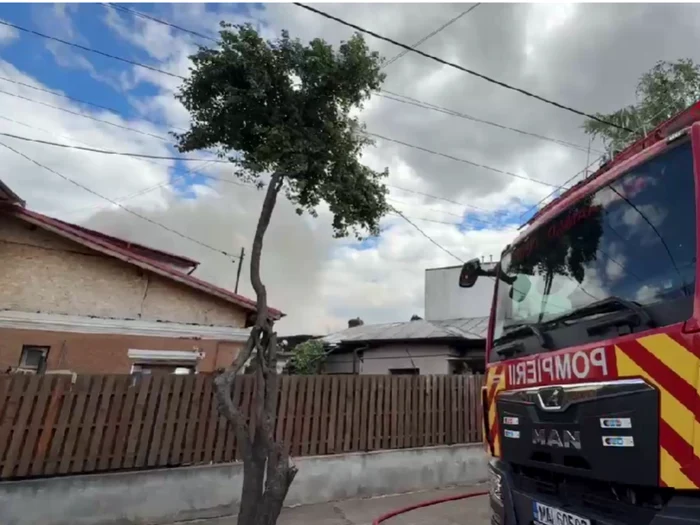 Video----------Mai-multe-locuine-i-anexele-lor-cuprinse-de-flcri-n-Sectorul-1