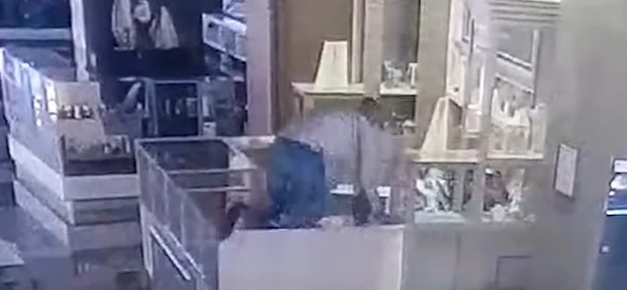 Video----------Momentul-jafului-de-la-o-bijuterie-din-Timioara-Un-brbat-a-srit-peste-vitrine-i-a-atacat-o-fr-mil-pe-vnztoare