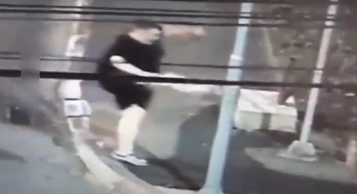 Video----------Momentul-n-care-un-tnr-de-18-ani-vandalizeaz-un-semafor-pietonal-n-Piteti