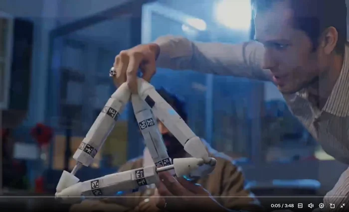 Video----------Oamenii-de-tiin-dezvolt-un-robot-care-poate-crete-i-se-poate-autoregenera-mncnd-ali-roboi
