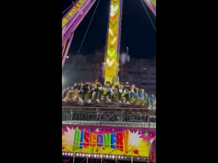 Video----------Panic-la-Hramul-Bacului-Momentul-n-care-o-pies-s-a-desprins-dintr-un-leagn-uria-plin-cu-oameni-i-a-czut-printre-acetia