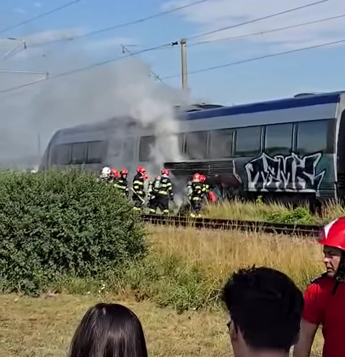 Video----------Panic-ntr-un-tren-Interregio-la-intrarea-n-Pacani-Locomotiva-a-luat-foc-n-mers-Zeci-de-persoane-s-au-autoevacuat