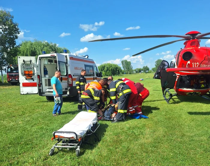 Video----------Pompierii-vasluieni-chemai-s-sting-un-incendiu-au-gsit-un-pescar-electrocutat-Brbatul-transportat-cu-elicopterul-la-Timioara