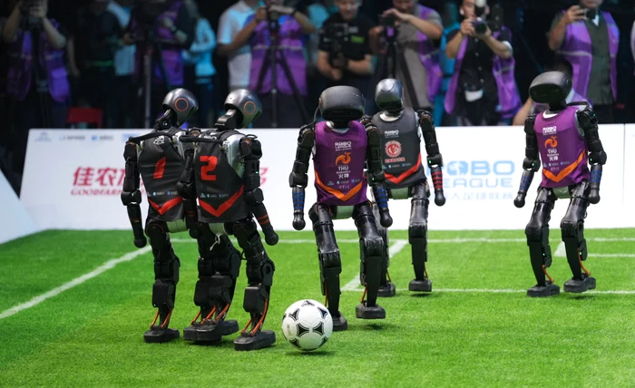 Video----------Premier-n-China-primul-meci-de-fotbal-ntre-roboi-umanoizi-controlai-de-inteligen-artificial