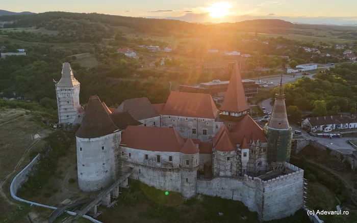 Video----------Turitii-strini-cucerii-de-Disneylandul-medieval-din-Romnia-Peste-20-de-ani-castelul-va-fi-spectaculos