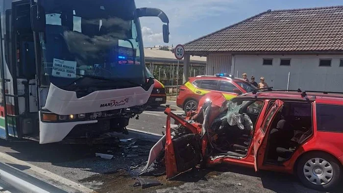 Video----------Un-copil-de-6-ani-i-a-pierdut-ambii-prini-dup-ce-maina-condus-de-tatl-su-a-intrat-ntr-un-autocar