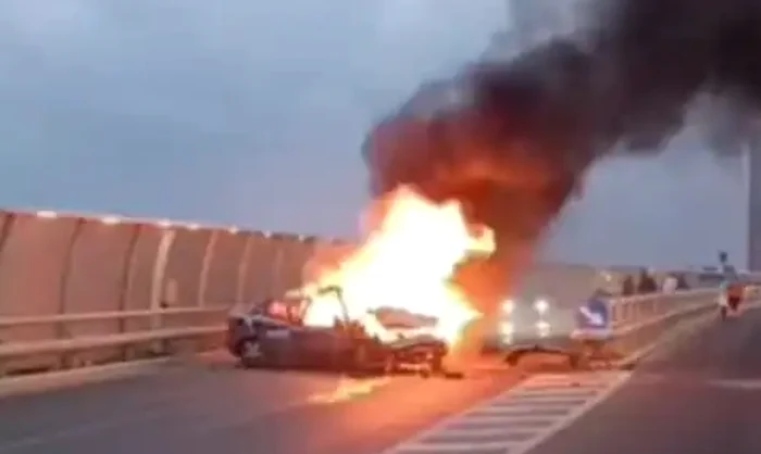 Video----------Un-ofer-but-s-a-izbit-cu-maina-de-un-parapet-n-Constana-autoturismul-a-luat-foc