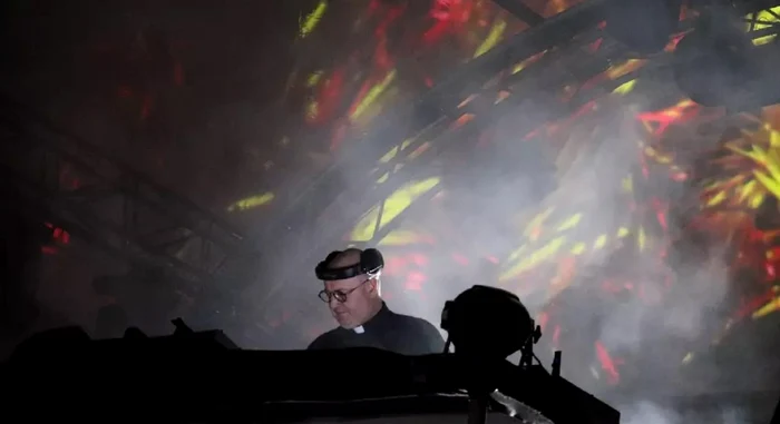 Video----------Un-preot-DJ-a-fcut-senzaie-la-Cluj-Mixez-aceast-credin