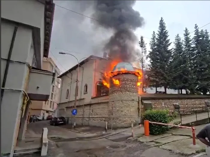 ---------Biserica-Mavrodolu-din-Piteti-cuprins-de-un-incendiu-O-persoan-s-a-rnit-ncercnd-s-se-evacueze