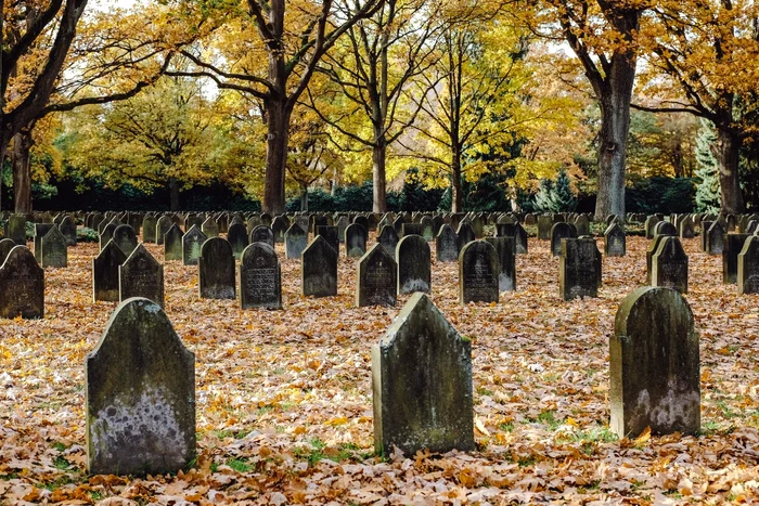 ---------Coduri-QR-pe-cruci-ntr-un-cimitir-din-Buzu-Ce-dezvluie-despre-cei-nmormntai