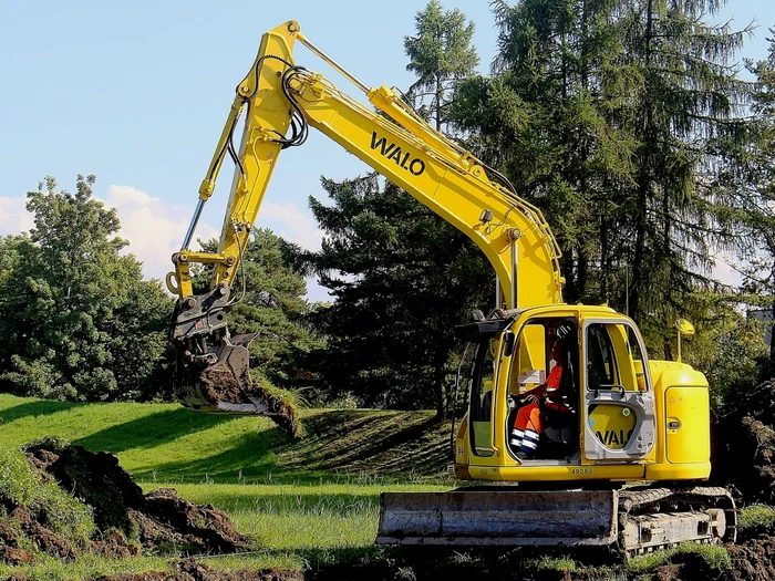 ---------Cum-a-fost-furat-i-dus-n-alt-jude-un-excavator-folosit-la-realizarea-reelei-de-canalizare-a-oraului-Tismana