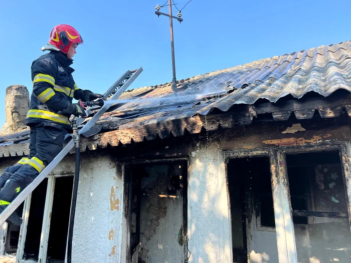 ---------Dou-persoane-au-murit-carbonizate-dup-ce-casa-lor-a-fost-cuprins-de-flcri-De-la-ce-a-pornit-incendiul