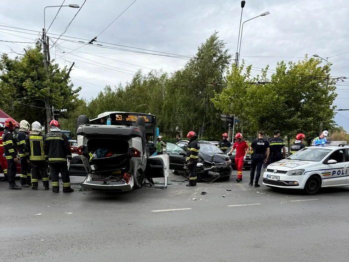 Foto----------Accident-grav-n-Sectorul-3-ofer-transportat-la-spital-dup-ce-s-a-rsturnat-cu-maina