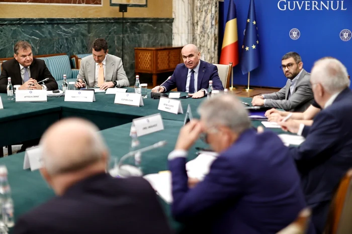 ---------Guvernul-Bolojan-pregtete-OUG-care-s-interzic-cumulul-pensiei-cu-salariul-Transferurile-i-detarile-vor-fi-blocate