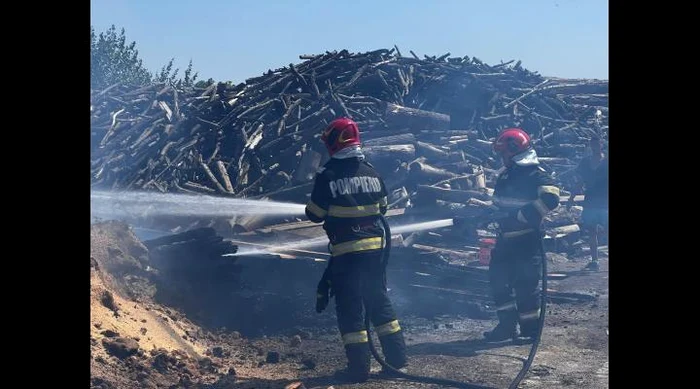 ---------Incendiu-la-o-fabric-de-cherestea-din-Prahova-Flcrile-au-izbucnit-de-la-radiaia-solar