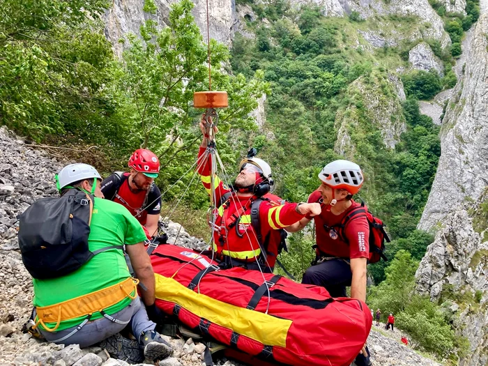 ---------Misiune-uimitoare-ntre-muni-un-elicopter-SMURD-intervine-pentru-a-salva-un-tnr-czut-de-pe-stnci-n-Cheile-Turzii