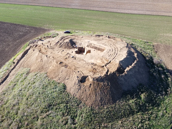 ---------Misterele-celui-mai-mare-tumul-din-Callatis-Ce-au-gsit-arheologii-dup-2000-de-ani-n-mormntul-jefuit-i-proiecteaz-ntr-o-lume-a-eroilor