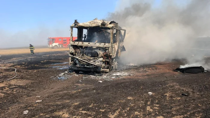 ---------O-main-de-pompieri-plin-cu-ap-s-a-fcut-scrum-n-timp-ce-intervenea-la-un-incendiu-