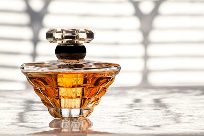 ---------Parfum-O-istorie-grandioas-cartea-care-transform-istoria-ntr-o-experien-olfactiv