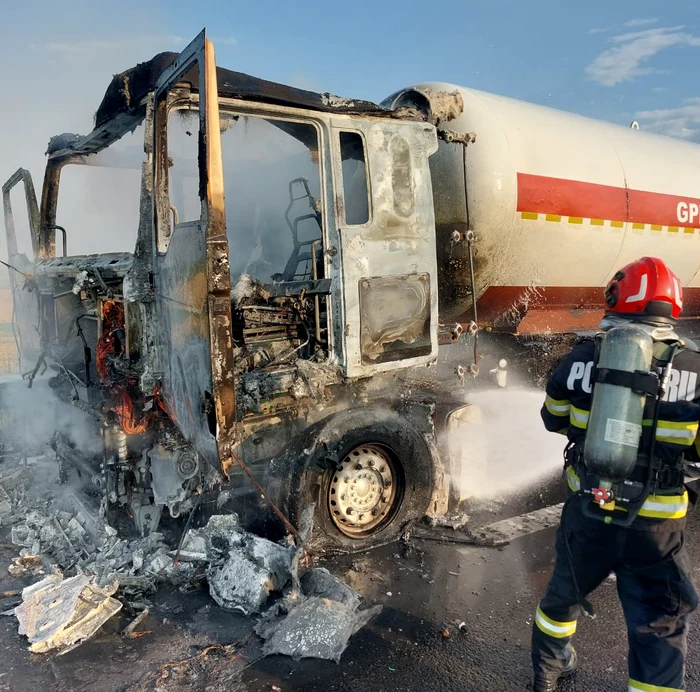 ---------Pericol-pe-Autostrada-A7-Capul-tractor-al-unei-autocisterne-care-transporta-GPL-a-luat-foc-Traficul-rutier-blocat