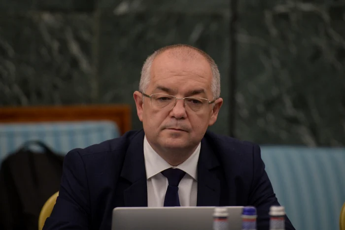 ---------Sporul-pentru-stat-pe-scaun-Suma-cerut-de-Emil-Boc-pentru-angajaii-primriei-n-plin-austeritate
