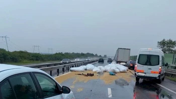 ---------Trafic-ngreunat-pe-A1-Bucureti-Piteti-Mai-muli-saci-cu-cereale-au-czut-dintr-un-camion-n-mers-blocnd-parial-circulaia