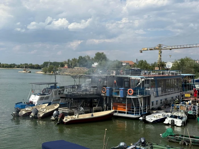 ---------Un-hotel-plutitor-a-fost-cuprins-de-flcri-n-Tulcea-Incendiul-s-a-extins-i-la-un-al-doilea-ponton