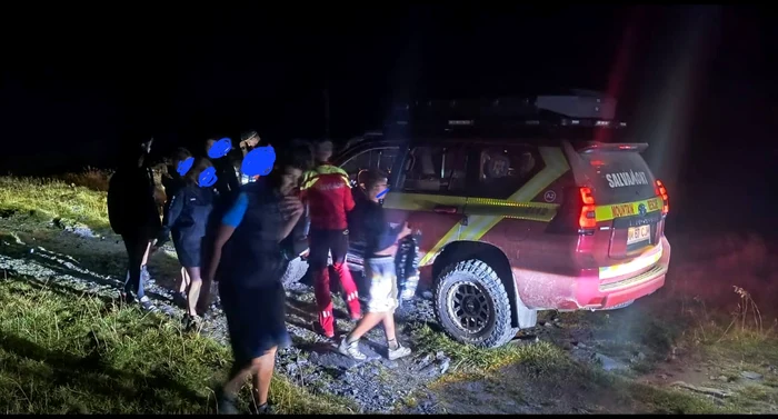 Video----------11-persoane-printre-care-9-copii-salvate-din-Munii-Rodnei-dup-ce-s-au-rtcit-n-condiii-extreme