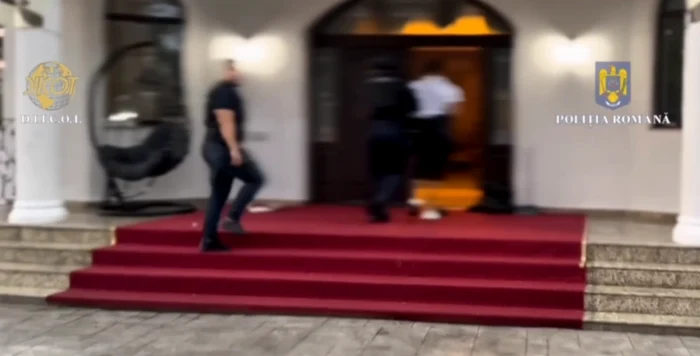 Video----------31-de-persoane-reinute-n-urma-percheziiilor-de-la-membrii-clanurilor-Pian-i-Purcel-250000-de-euro-bijuterii-substane-suspecte-i-maini-de-lux-confiscate