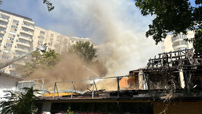 Video----------Acoperiul-unui-fost-restaurant-din-Bucureti-a-luat-foc-Locuitorii-i-oferii-au-fost-avertizai-s-evite-zona