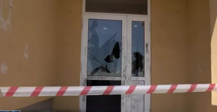 Video----------Caz-incredibil-la-Botoani-Peste-60-de-apartamente-vandalizate-de-nite-tineri