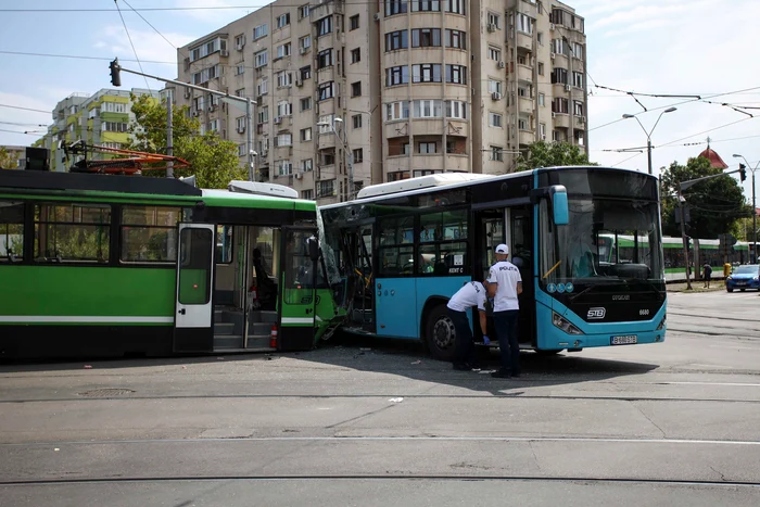 Video----------Cum-s-a-ntmplat-coliziunea-dintre-un-tramvai-i-un-autobuz-n-Sectorul-5-al-Capitalei-ase-persoane-internate-n-spital