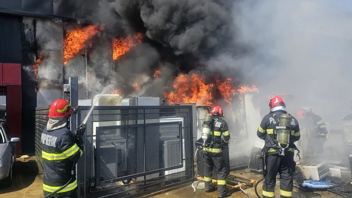 Video----------Incendiu-puternic-la-un-depozit-Sameday-din-Iai-Zeci-de-pompieri-mobilizai-pentru-stingerea-flcrilor