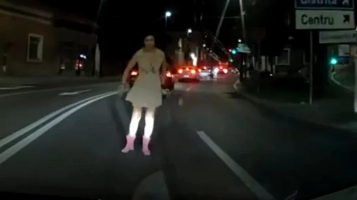 Video----------Incident-straniu-pe-o-strad-din-Cluj-o-femeie-sare-pe-capota-unei-maini-n-mers-i-i-zmbete-oferului