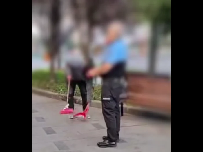 Video----------Poliia-din-Bacu-face-publice-imaginile-cu-cei-care-arunc-gunoaie-pe-domeniul-public-Folosesc-mtura-mai-mult-pentru-echilibru