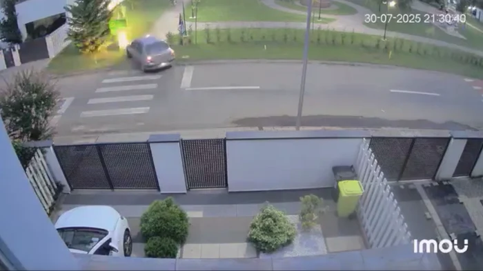 Video----------Scene-ocante-n-Timi-un-brbat-a-intrat-cu-maina-pe-aleile-unui-parc-i-a-urmrit-doi-copii-care-se-plimbau-cu-bicicletele
