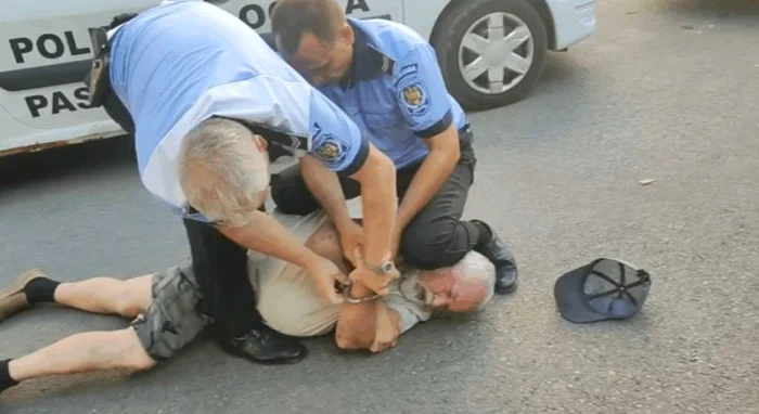 Video----------Scene-ocante-un-btrn-cardiac-de-70-de-ani-pus-la-pmnt-cu-genunchiul-pe-cap-i-nctuat-de-poliitii-locali-Brbatul-a-ajuns-la-spital