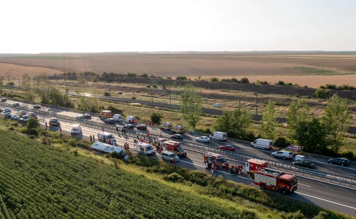 Video----------Tragedie-pe-Autostrada-Soarelui-autocar-rsturnat-cu-28-de-persoane-la-bord-Un-adult-decedat-un-copil-n-stare-grav