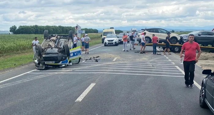Video----------Trei-autoturisme-printre-care-i-o-autospecial-de-poliie-implicate-ntr-un-accident-grav-Sunt-persoane-ncarcerate-i-a-fost-chemat-elicopterul-SMURD