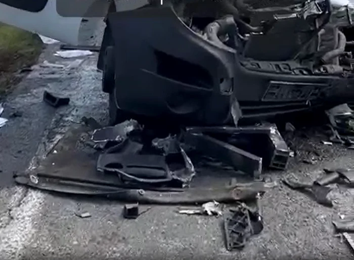 Video----------Un-TIR-o-autoutilitar-i-un-autoturism-s-au-izbit-pe-DN-72-Doi-rnii-dintre-care-unul-a-avut-nevoie-de-descarcerare-Traficul-rutier-e-blocat