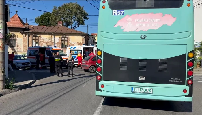 ---------Accident-cu-trei-victime-una-ncarcerat-n-Craiova-Un-ofer-de-80-de-ani-a-intrat-cu-maina-ntr-un-autobuz--