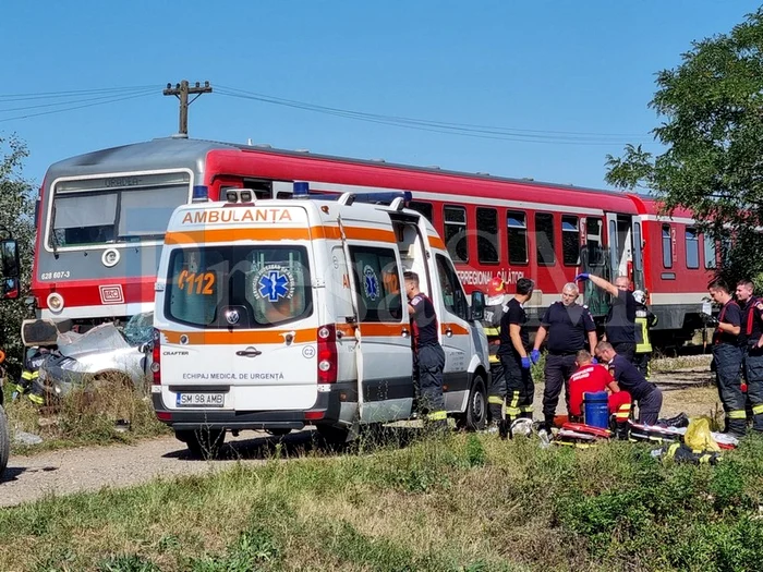 ---------Accident-feroviar-n-Satu-Mare-O-persoan-a-murit-i-alta-este-n-stare-critic-dup-ce-un-tren-a-lovit-o-main-Autoturismul-a-fost-mpins-20-de-metri