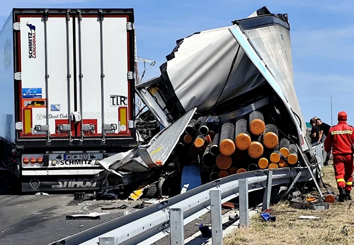 ---------Accident-grav-ntre-dou-TIR-uri-pe-Drumul-Expres-CraiovaPiteti-Traficul-a-fost-complet-blocat-