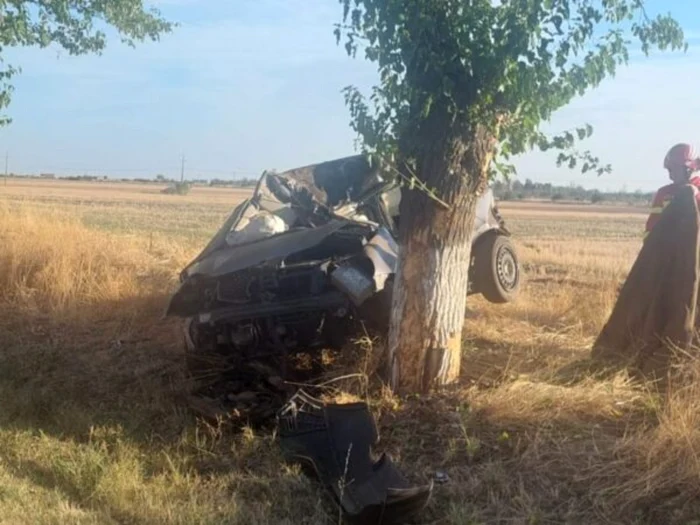 ---------Accident-mortal-n-Olt-Un-tnr-de-18-ani-a-intrat-cu-maina-ntr-un-copac-n-timp-ce-conducea-spre-liceu