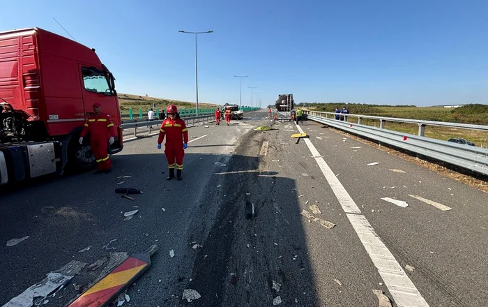 ---------Accident-mortal-pe-A1-Trei-drumari-care-efectuau-marcaje-rutiere-au-murit-spulberai-de-un-TIR