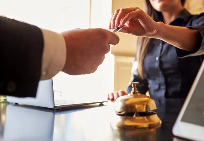 ---------Angajata-unui-hotel-din-Alba-Iulia-a-reclamat-c-a-fost-violat-de-un-individ-care-a-pretins-c-este-client