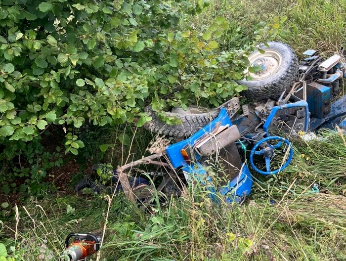 ---------Brbat-prins-sub-un-tractor-care-s-a-rsturnat-ntr-o-pdure-din-Neam-Pompierii-au-apelat-la-ATV-ul-unui-localnic-ca-s-l-salveze