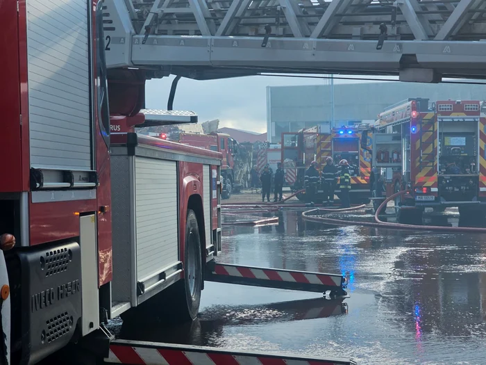 ---------Cauza-incendiului-de-la-fabrica-de-pal-din-Sebe-stabilit-de-ISU-Alba-Patru-persoane-au-fost-rnite-n-urma-deflagraiei