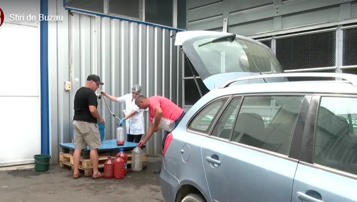 ---------Cozi-la-conducta-cu-suc-de-roii-a-fabricii-din-Buzu-Oamenii-vin-cu-bidoanele-s-se-aprovizioneze-pentru-iarn-Ct-cost-un-litru